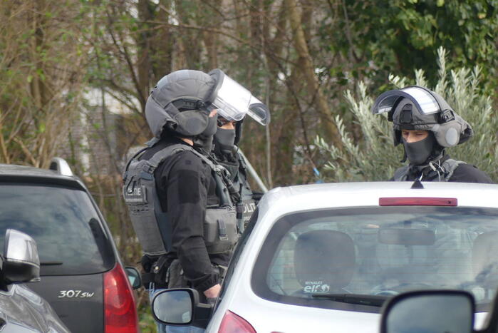 Arrestatieteam valt woonwagenkamp binnen na schietpartij