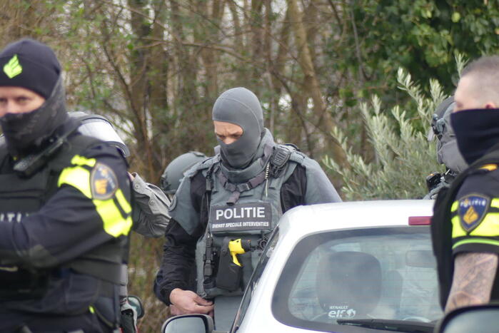 Arrestatieteam valt woonwagenkamp binnen na schietpartij