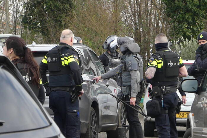 Arrestatieteam valt woonwagenkamp binnen na schietpartij