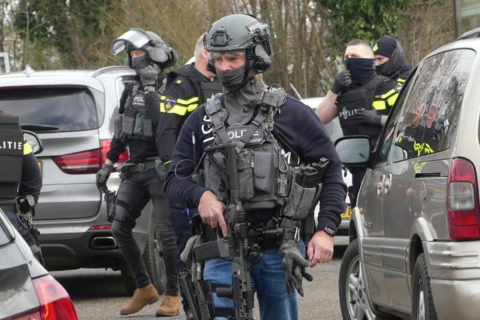 Arrestatieteam valt woonwagenkamp binnen na schietpartij