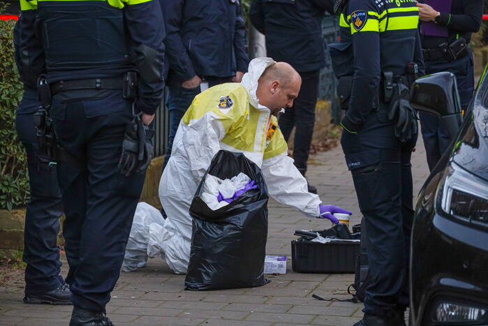 Forensische opsporing doet onderzoek in woning