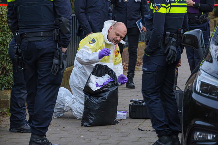 Forensische opsporing doet onderzoek in woning