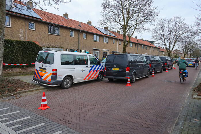 Forensische opsporing doet onderzoek in woning