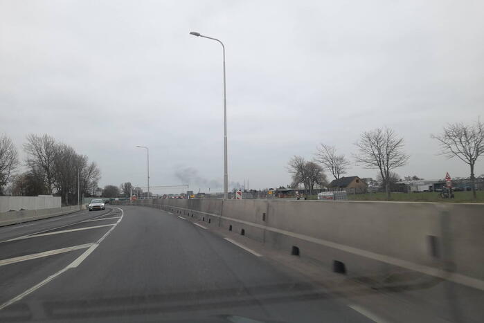 Autobrand bij demontagebedrijf de Graaf