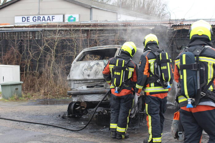 Autobrand bij demontagebedrijf de Graaf