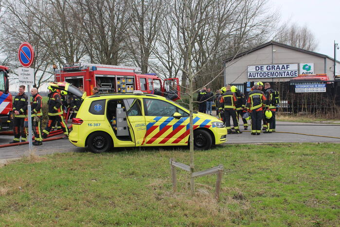 Autobrand bij demontagebedrijf de Graaf