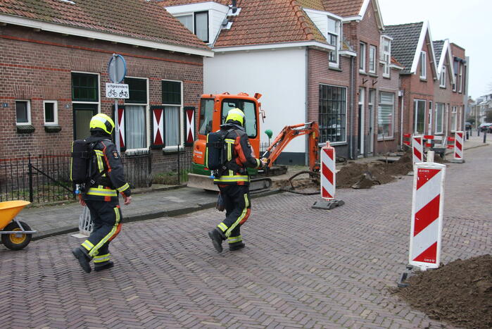 Aannemer plakt gasleiding dicht met plakband