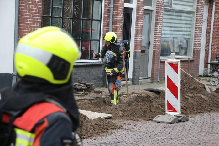 Aannemer plakt gasleiding dicht met plakband