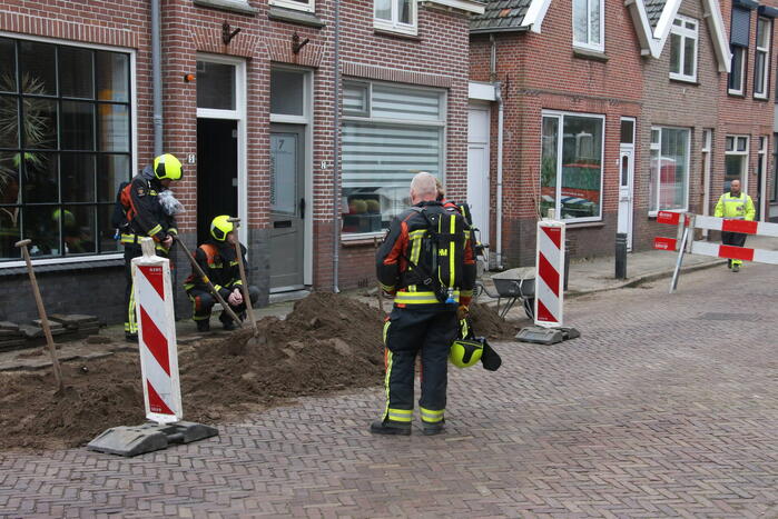 Aannemer plakt gasleiding dicht met plakband