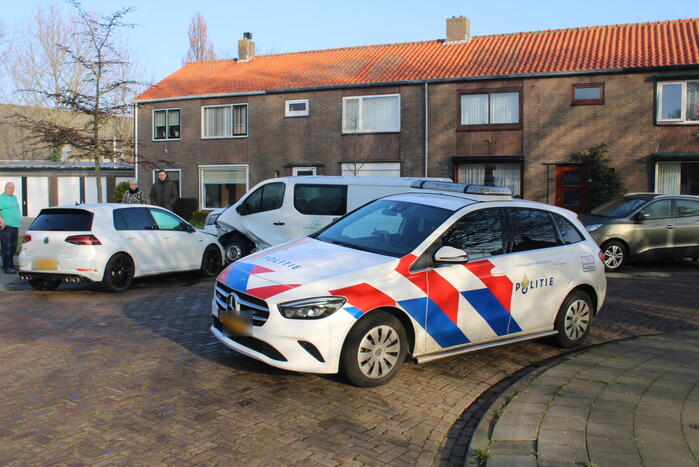 Bestuurder botst op geparkeerde bestelbus