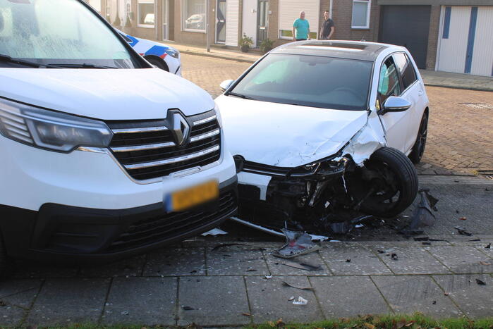 Bestuurder botst op geparkeerde bestelbus