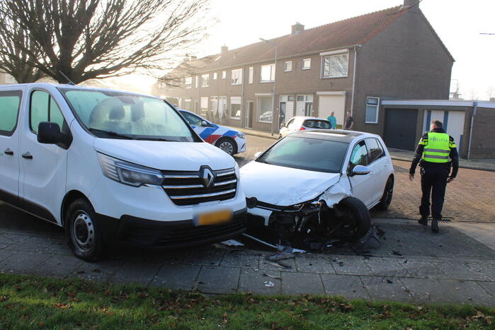 Bestuurder botst op geparkeerde bestelbus