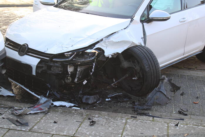 Bestuurder botst op geparkeerde bestelbus