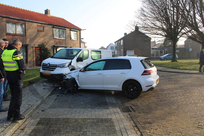 Bestuurder botst op geparkeerde bestelbus