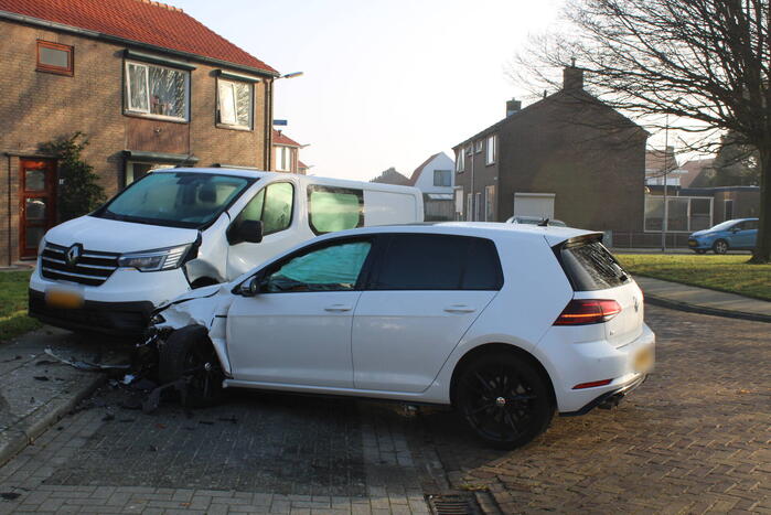 Bestuurder botst op geparkeerde bestelbus