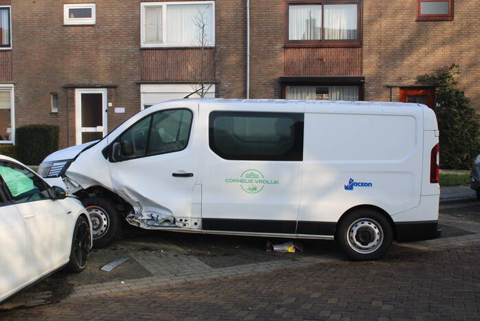 Bestuurder botst op geparkeerde bestelbus