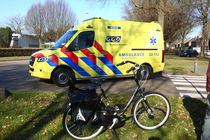 Fietser belandt op voorruit van auto