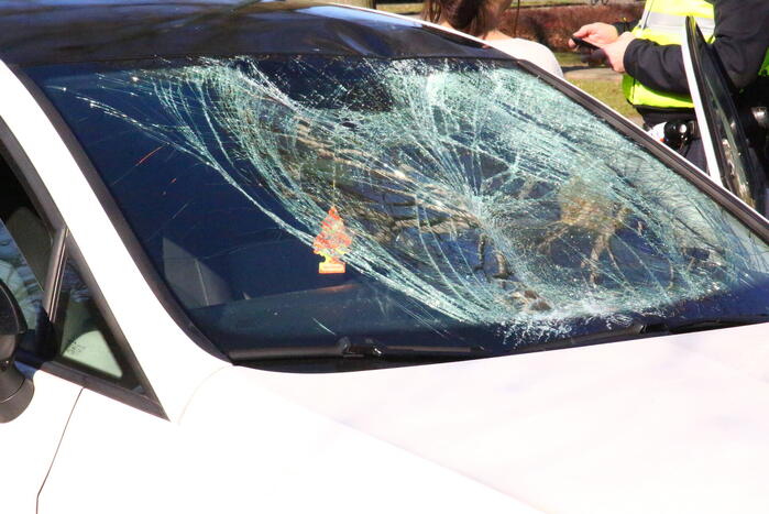 Fietser belandt op voorruit van auto