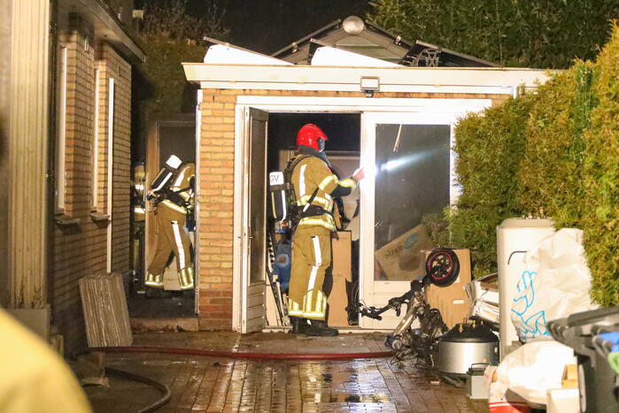 Brand door elektrische fiets in schuur