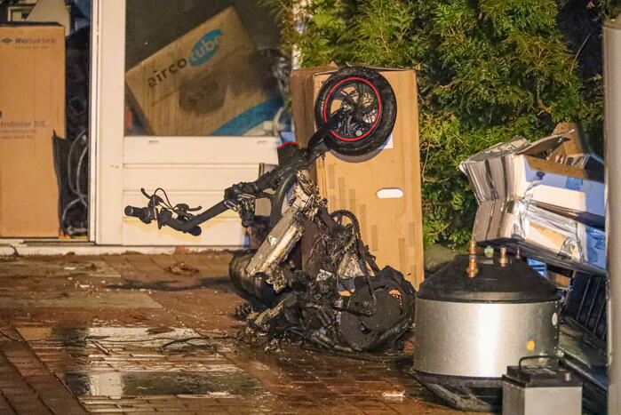 Brand door elektrische fiets in schuur