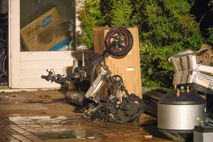 Brand door elektrische fiets in schuur