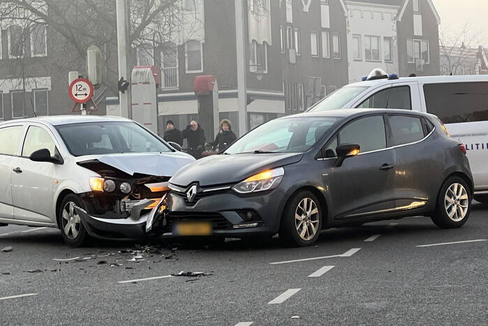 Twee auto's botsen op kruispunt
