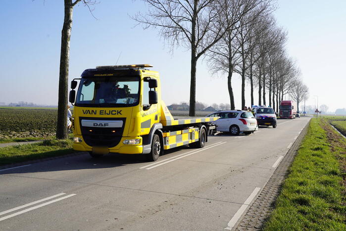 Veel schade nadat auto over kop slaat