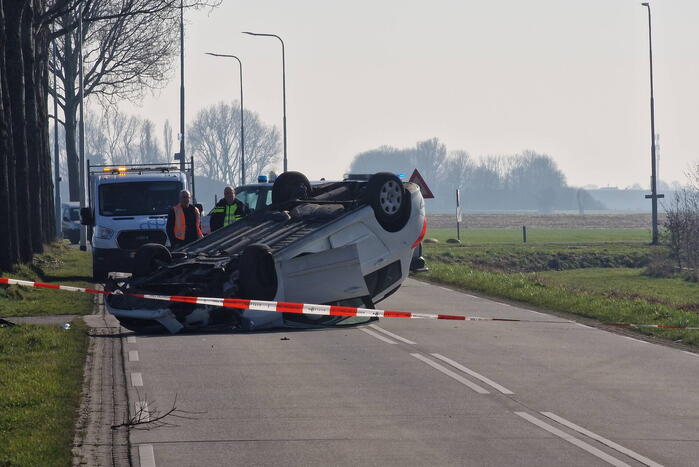 Veel schade nadat auto over kop slaat