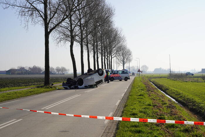 Veel schade nadat auto over kop slaat