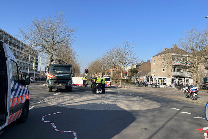 Vrouw ernstig gewond bij aanrijding met vrachtwagen