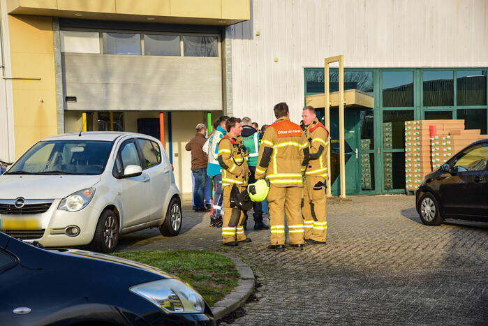 Persoon gewond bij bedienen van een machine