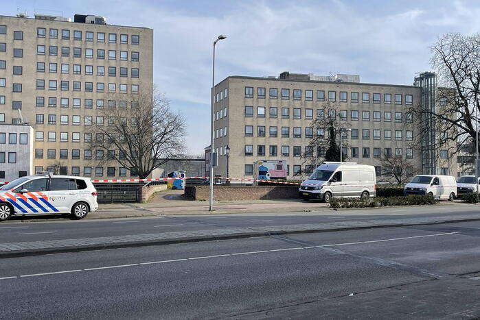 Politie doet onderzoek langs waterkant