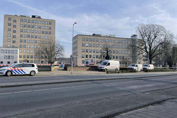 Politie doet onderzoek langs waterkant