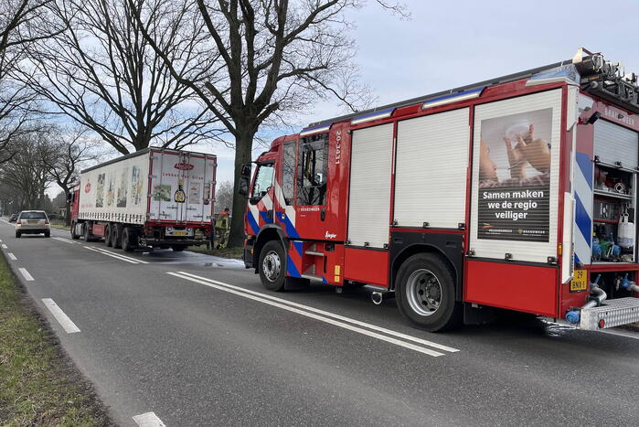 Spuitgasten blussen vrachtwagenbrand