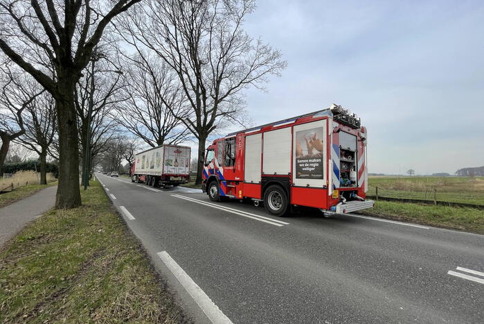 Spuitgasten blussen vrachtwagenbrand