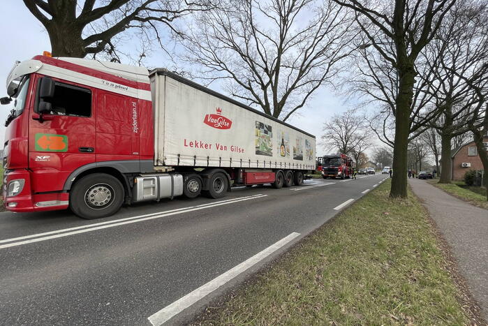 Spuitgasten blussen vrachtwagenbrand