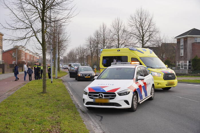 Fietser en automobilist botsen met elkaar