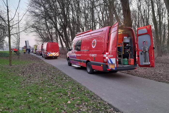 Grote zoekactie na aantreffen kleding langs water