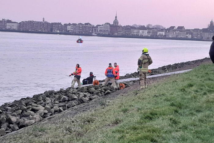 Grote zoekactie na aantreffen kleding langs water