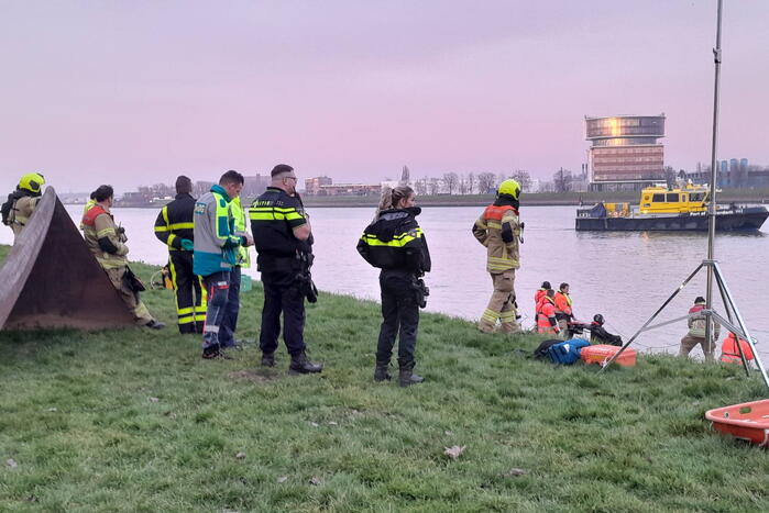 Grote zoekactie na aantreffen kleding langs water