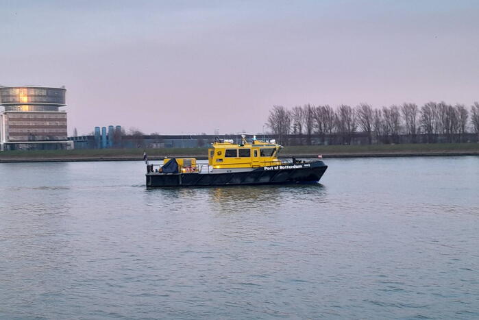 Grote zoekactie na aantreffen kleding langs water