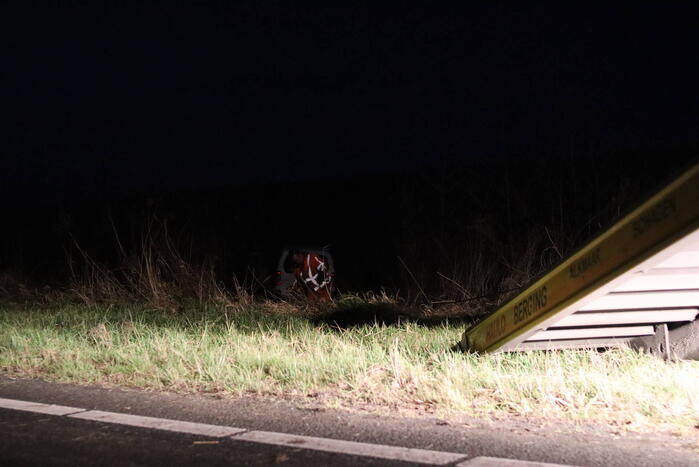 Voertuig raakt van weg en belandt in water