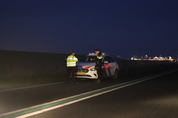 Voertuig raakt van weg en belandt in water