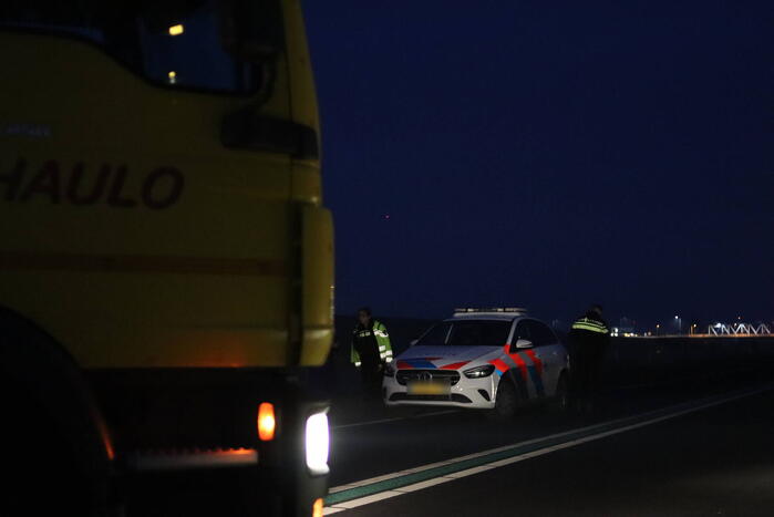 Voertuig raakt van weg en belandt in water