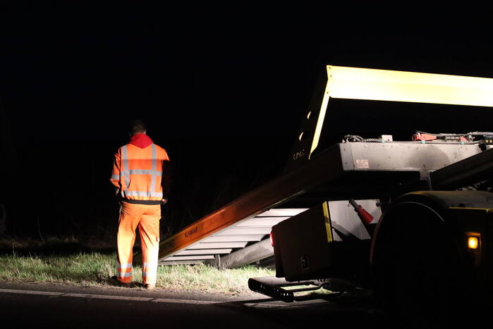 Voertuig raakt van weg en belandt in water