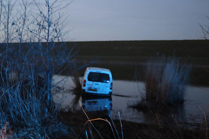 Voertuig raakt van weg en belandt in water