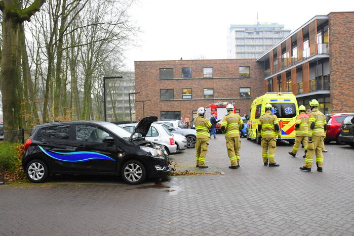 Meerdere voertuigen beschadigd bij botsing op parkeerterrein