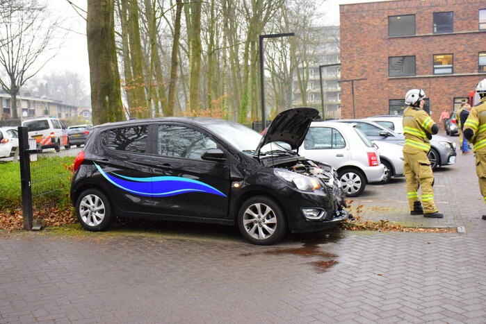 Meerdere voertuigen beschadigd bij botsing op parkeerterrein