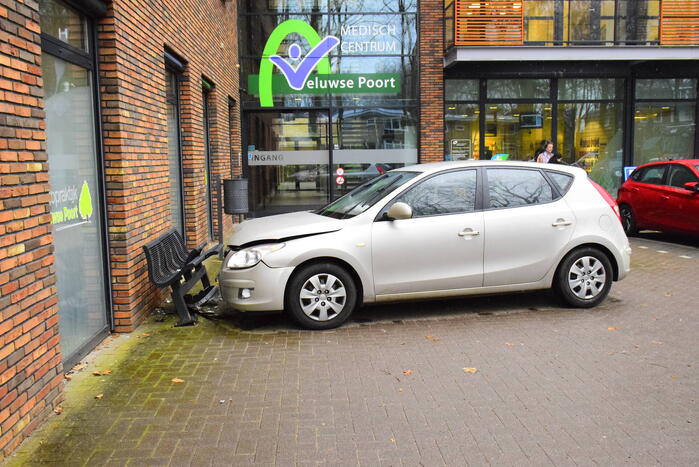 Meerdere voertuigen beschadigd bij botsing op parkeerterrein