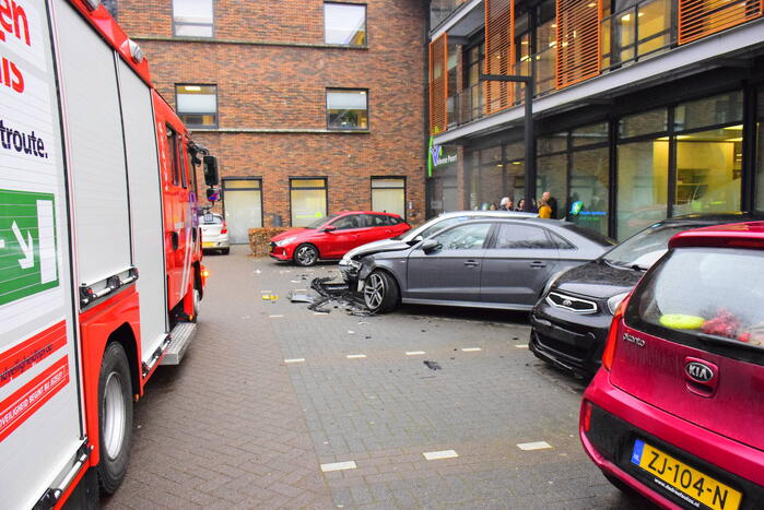 Meerdere voertuigen beschadigd bij botsing op parkeerterrein